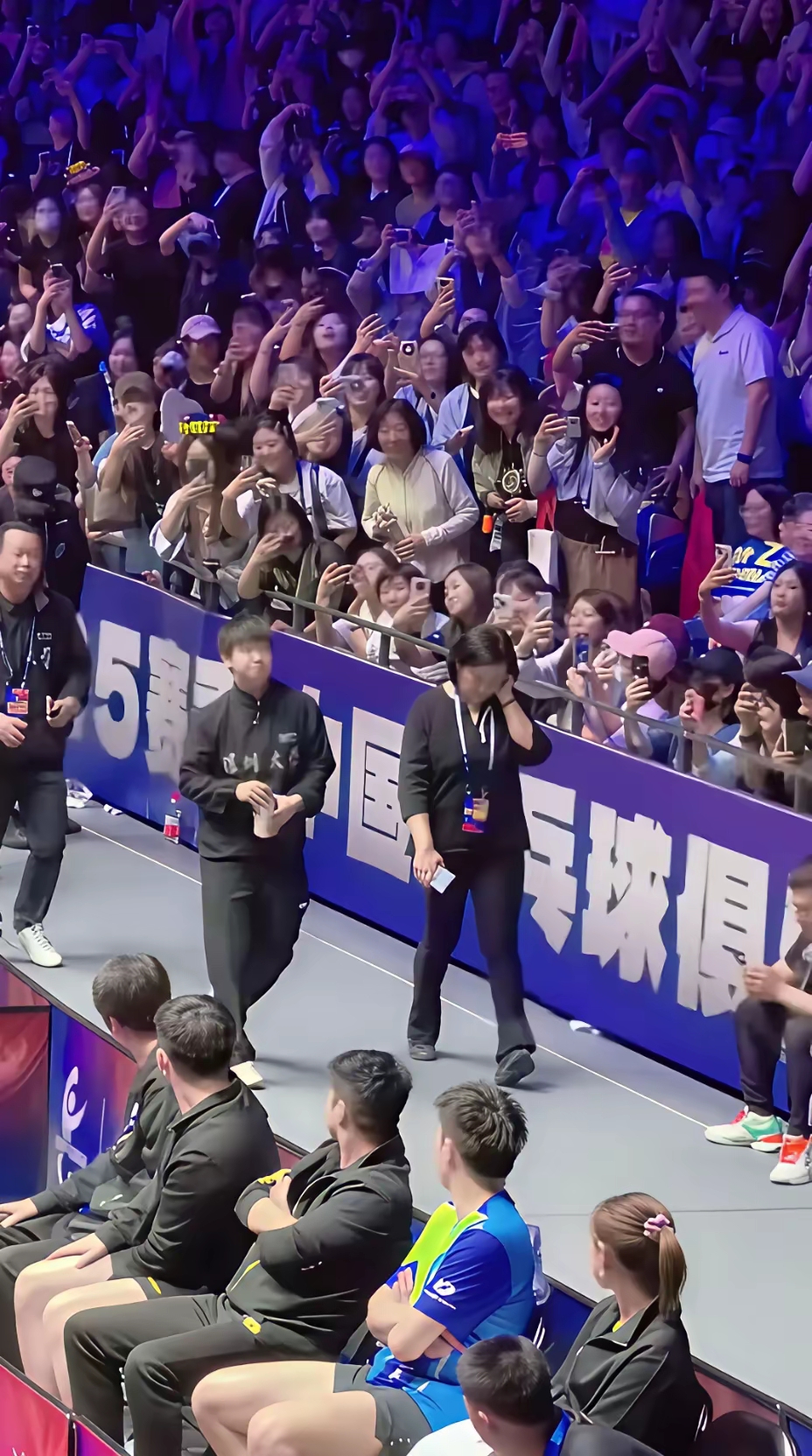 场面火爆！乒乓球观众席沸腾不已