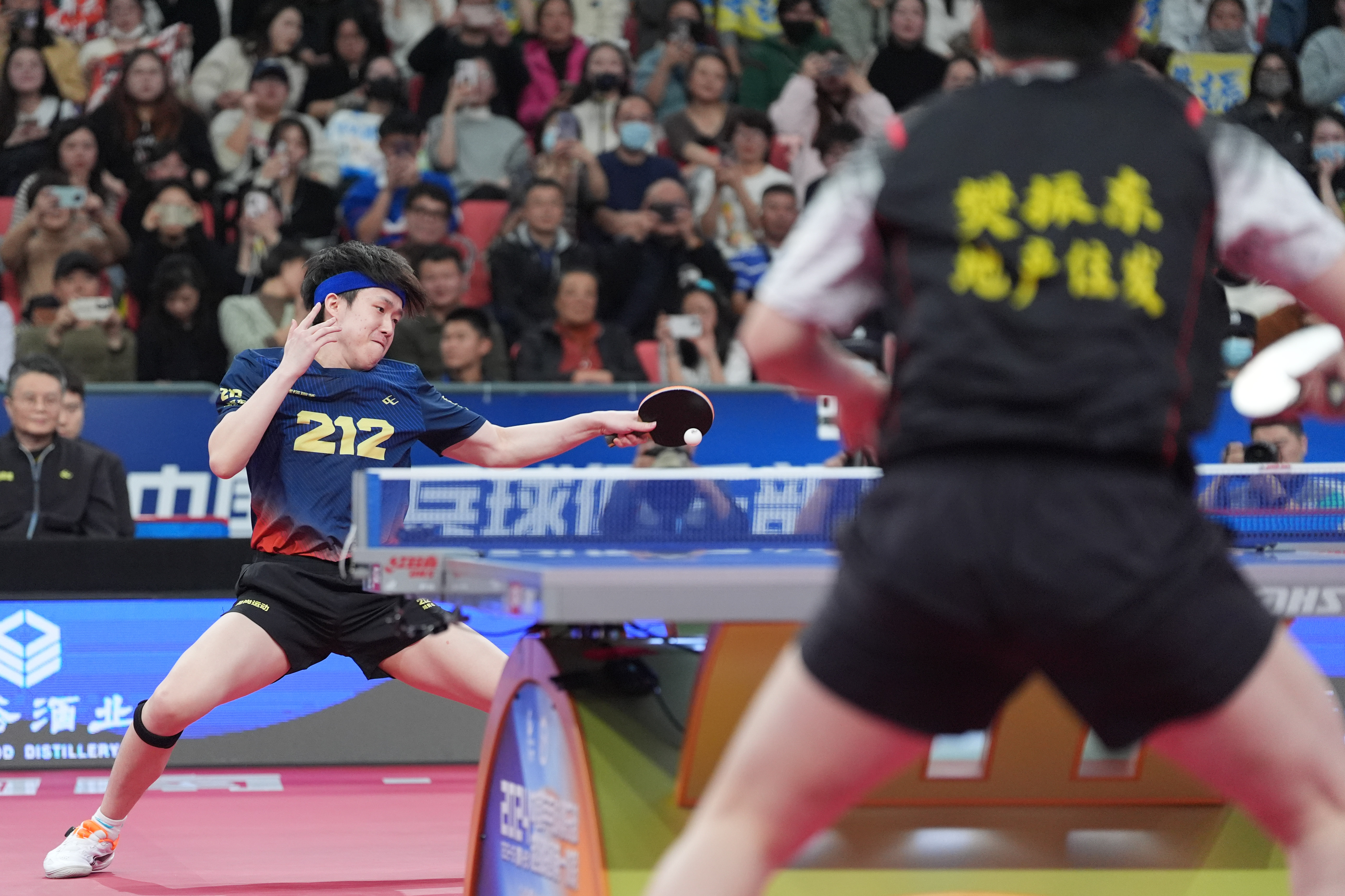场面火爆！乒乓球观众席沸腾不已